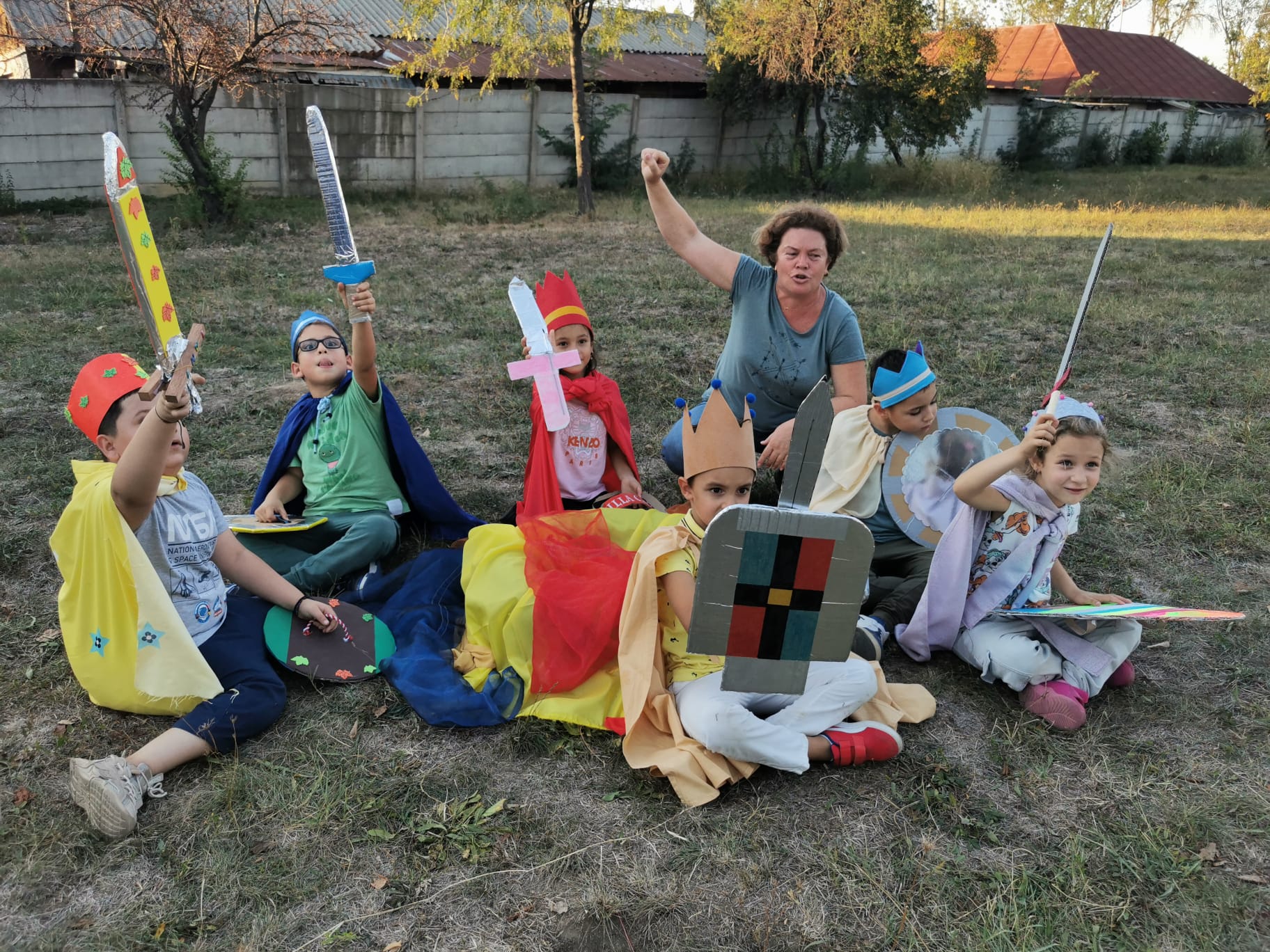 Copii celebrând Sărbătoarea Curajului la Școala Waldorf Ilios