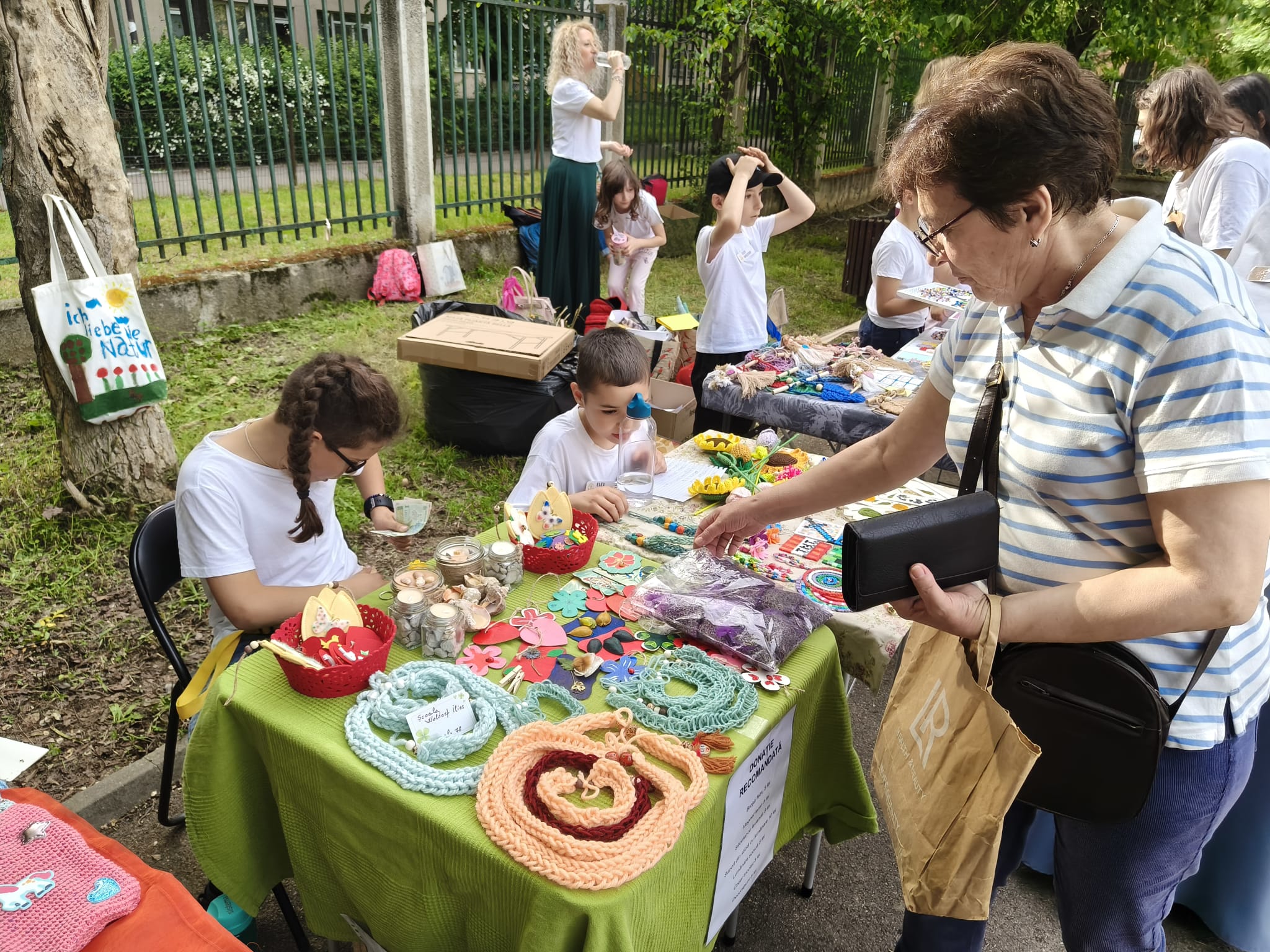 Bazar la scoala Waldorf Ilios