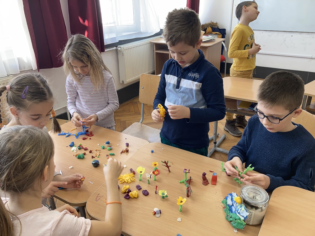Clasa pregatitoare de la scoala Waldorf Ilios modelaj in ceara