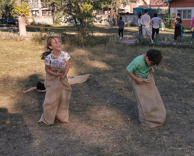 saritul in saci sarbatoarea curajului