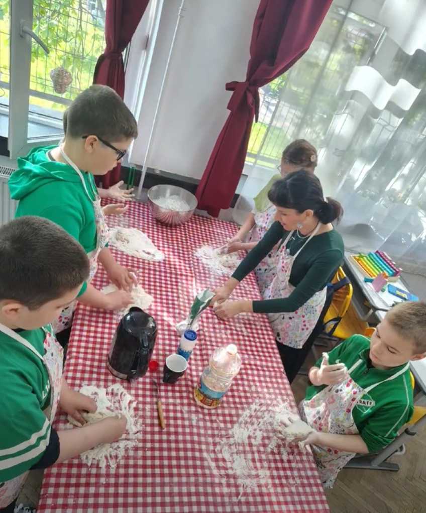 Magia frământatului: Atelier de pâine la Școala Waldorf Ilios